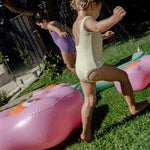 SUNNYLIFE INFLATABLE SPRINKLER POPPY THE PEACH MULTI