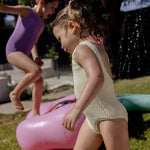 SUNNYLIFE INFLATABLE SPRINKLER POPPY THE PEACH MULTI